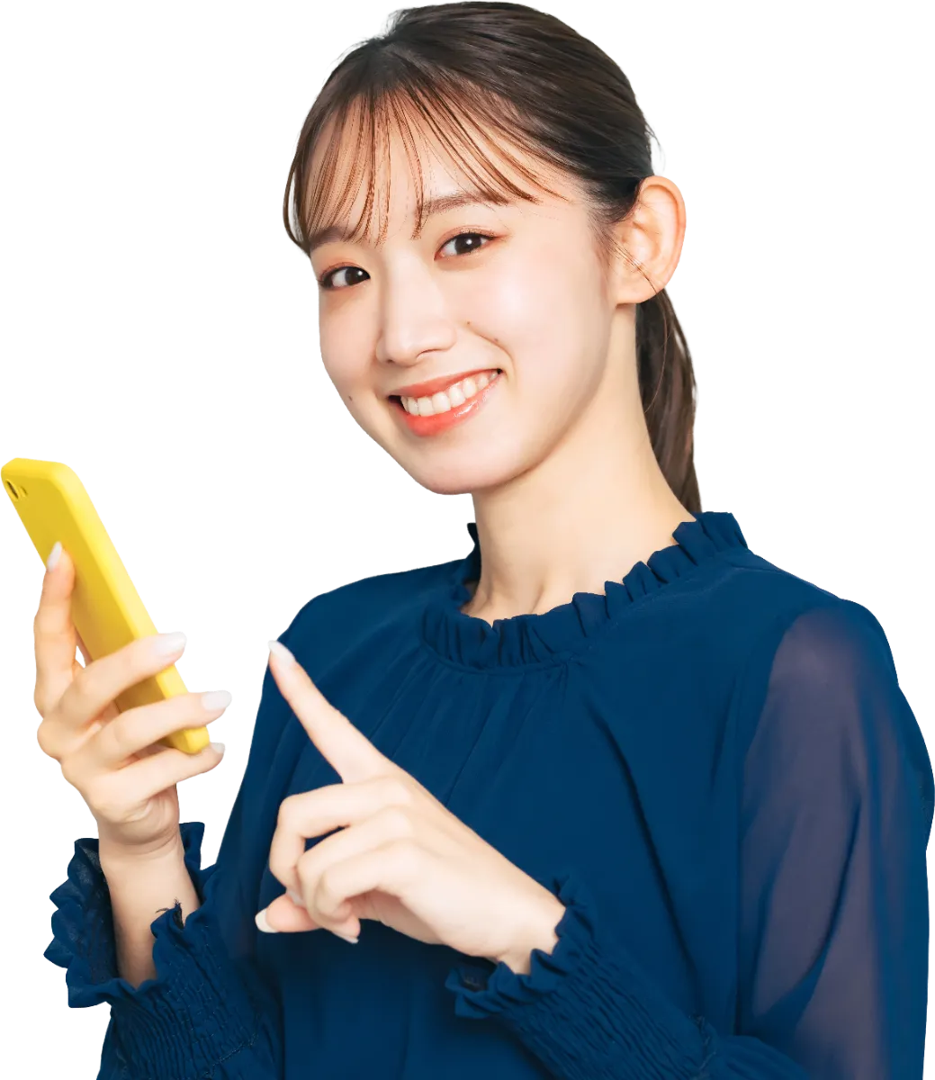 スマホでチケットを確認する女性